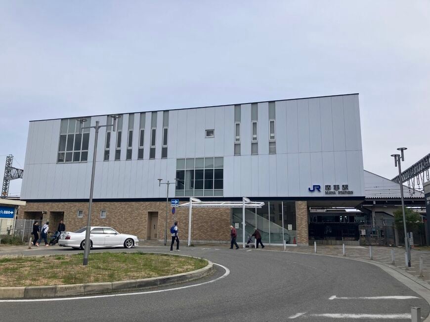 JR神戸線の摩耶駅。2016年3月に開業した駅で、シンプルな駅舎が特徴（筆者撮影）