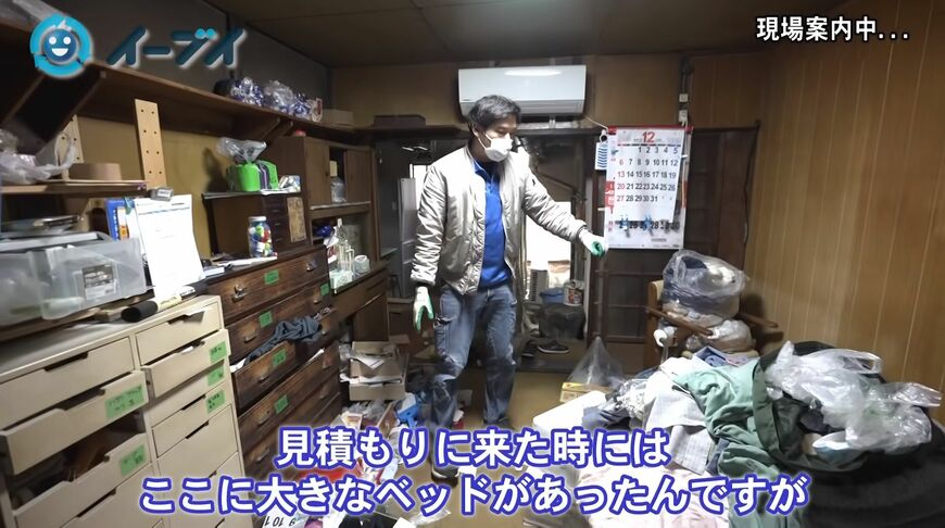 1階のリビング部分には片付けを試みた形跡があった（写真：「イーブイ片付けチャンネル」より）