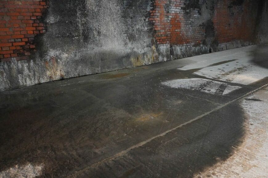 トンネルの内部には湧き水が染み出していたが、飲料水には使えなかった（写真：筆者撮影）