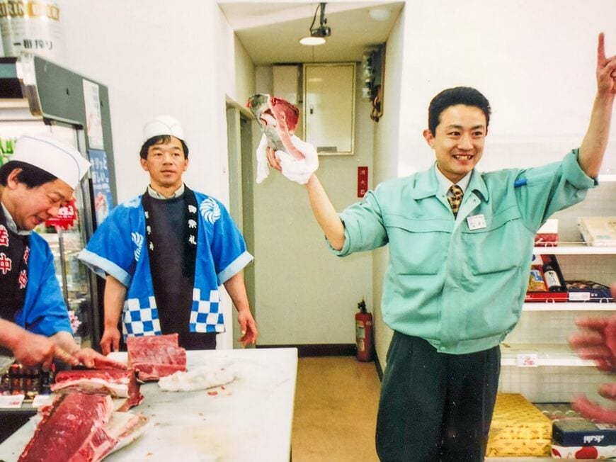 若かりし日の那波社長（右）（写真：ひまわり市場提供）