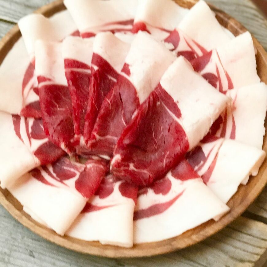 冬の人気メニュー「ヒグマvs月の輪熊 対決鍋」の具材（写真：「あまから くまから」）