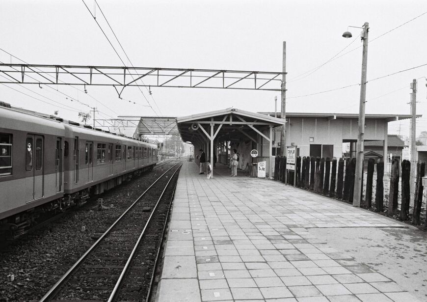 1972年当時の鶴ケ島駅のホーム。車体カラーは2色の塗り分け（写真：東武博物館）