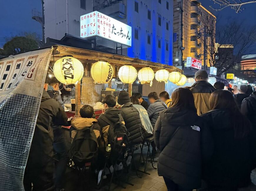 観光客でいっぱいの中洲屋台街。海外から訪れた観光客の姿も目立つ（写真：筆者撮影）