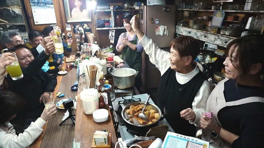 常連客で賑わう居酒屋「ちどり」の店内。右端が娘の与子さんと2代目女将の齊藤節子さん（写真：テレビ愛知）