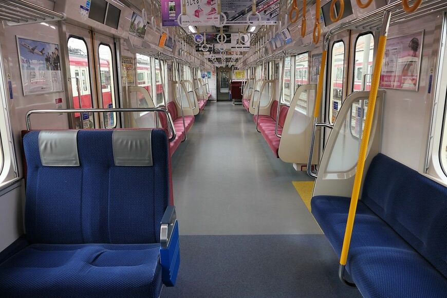 2両目の1両目側は優先席（記者撮影）