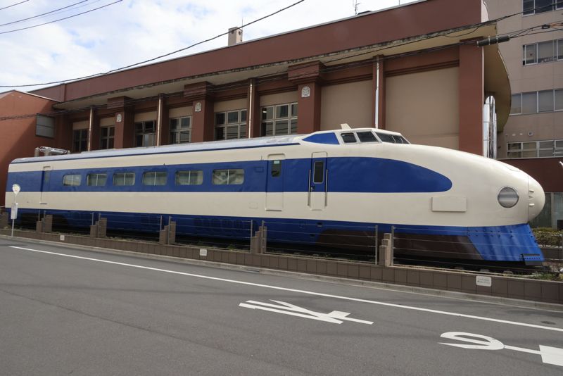 951形はロングノーズなのが特徴。山陽新幹線で試験を行い、最高時速286kmの記録を打ち立てている。951-1が東京都国分寺市のひかりプラザで保存されていて、車内には貴重な資料を展示している（筆者撮影）