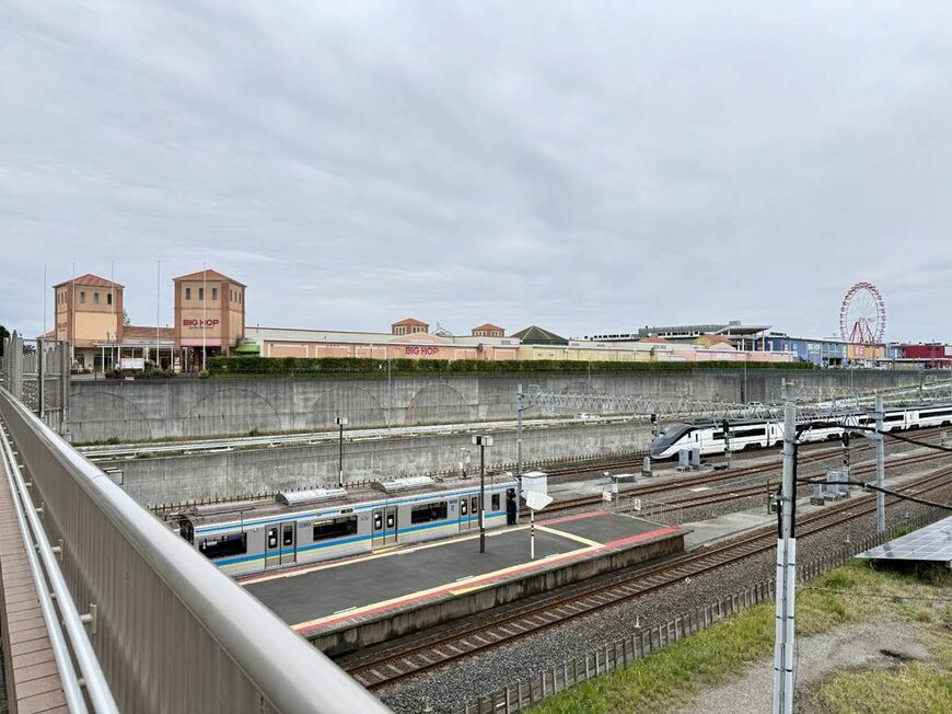 印西牧の原駅前から見える「BIG HOPガーデンモール印西」（写真：筆者撮影）