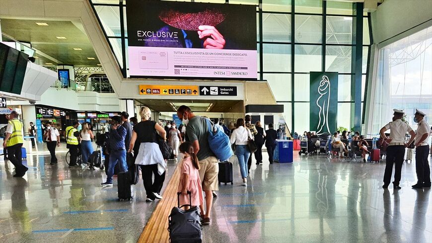 大混雑だったローマ・フィウミチーノ空港（筆者撮影）
