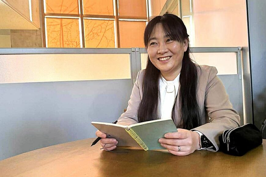 社内で打ち合わせ中の増田綾氏（写真：エイトカラーズ提供）