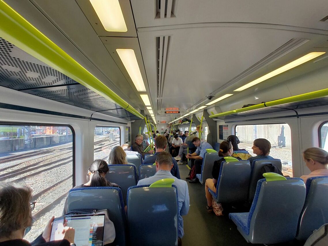 ウエリントンの近郊鉄道、通勤時間帯でもゆったり座れる