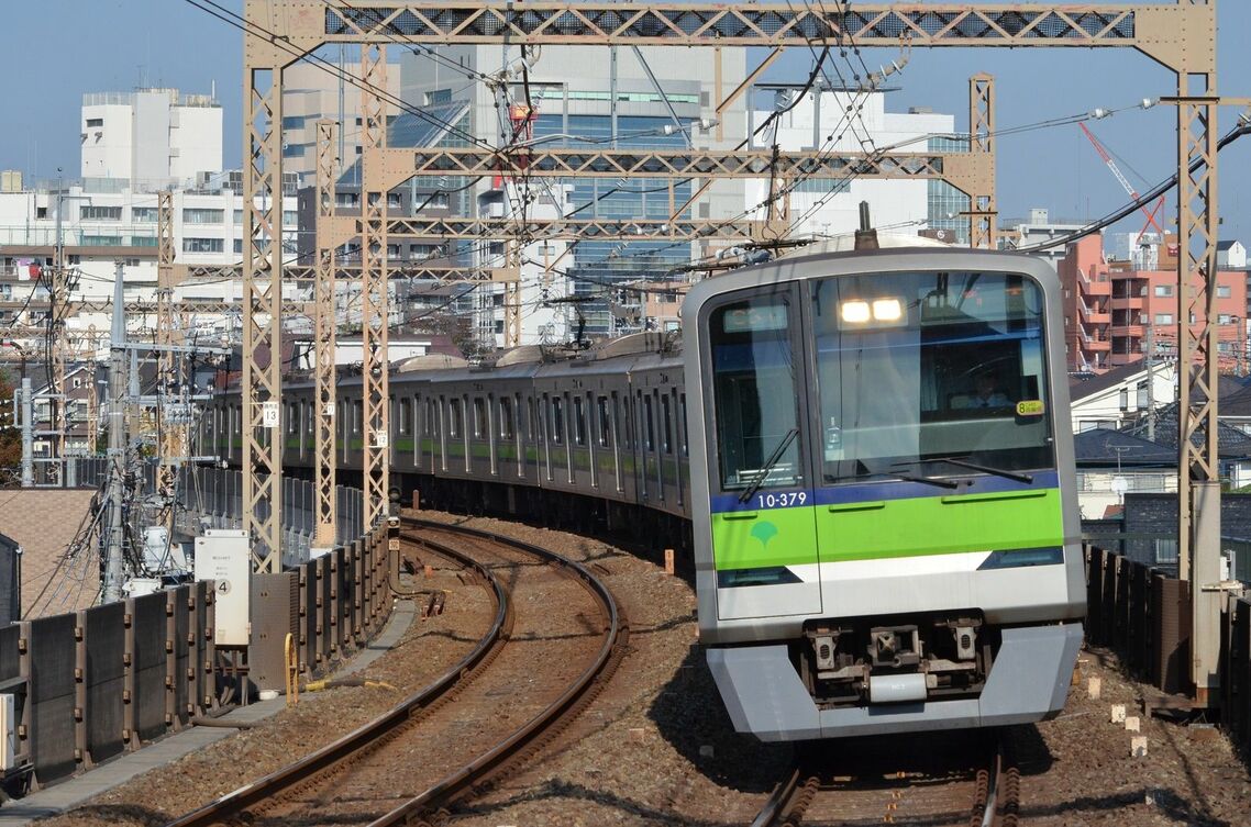 都営新宿線などを走る東京都交通局10-300形。JRの