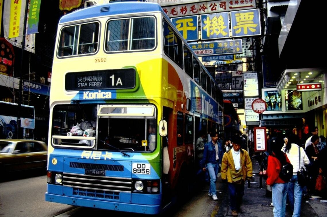 九龍バス（KMB）の非冷房2階建てバス。
