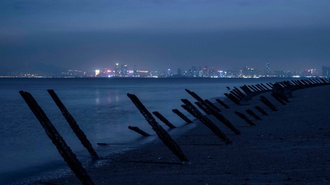 金門島の浜辺にあるバリケードと厦門の夜景