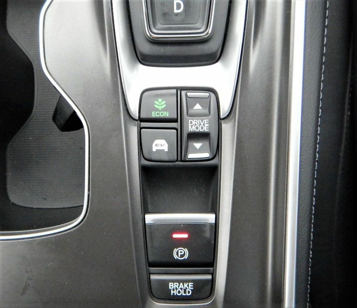 ドライブモードスイッチはセンターコンソールに設置される（筆者撮影）