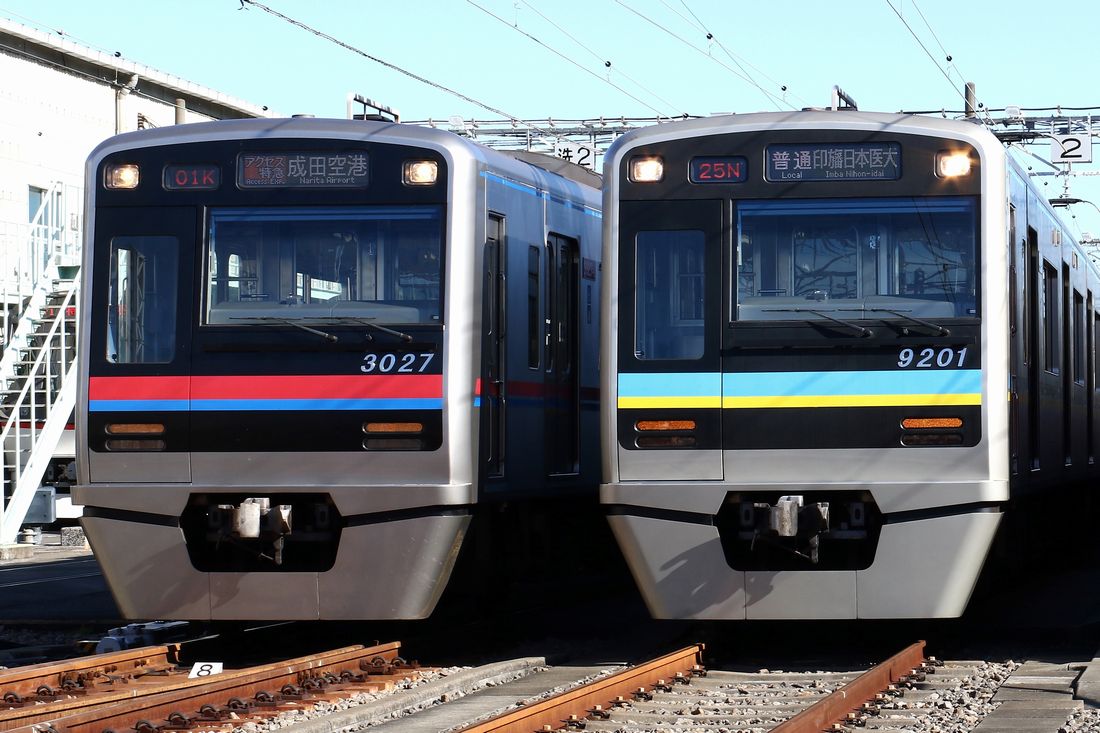北総が運行する千葉ニュータウン鉄道保有の車両（右）と京成電鉄の車両（撮影：尾形文繁）