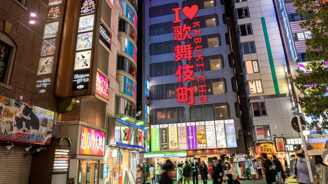 夜の歌舞伎町。若者が集まるトー横には咳止めの空き箱が捨てられていた（写真： まちゃー / PIXTA）