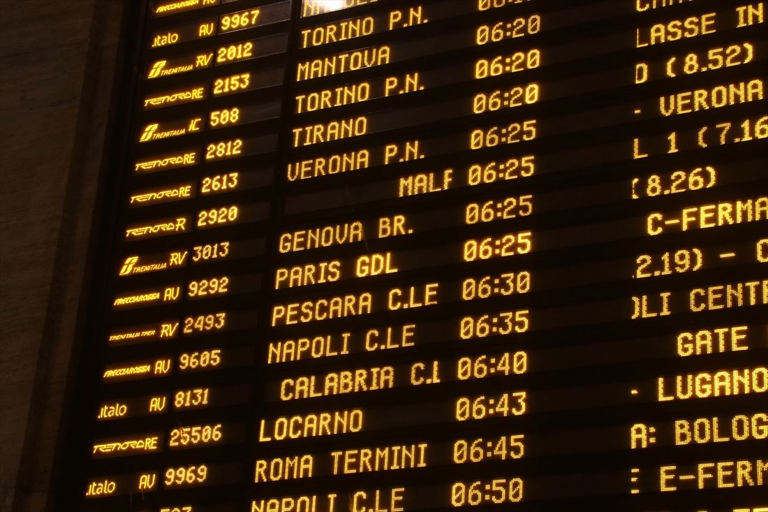 電光掲示板に表示されたPARIS GDL（Gare de Lyon）の文字（撮影：橋爪智之）