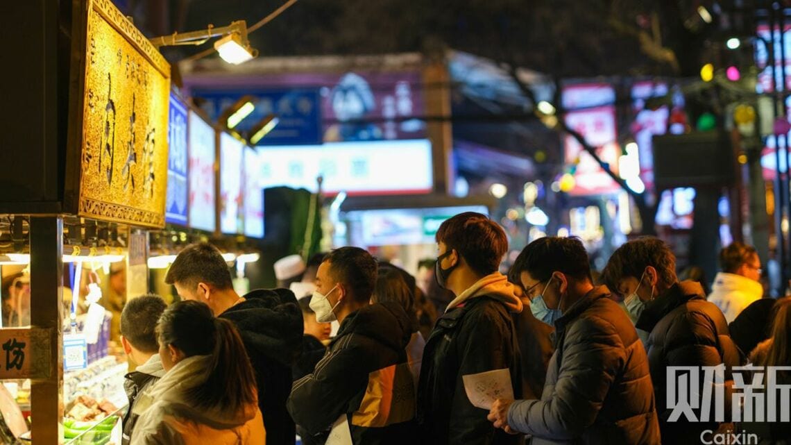 中国各地の観光スポットは、春節の大型連休を通じて大勢の旅行客であふれかえった。写真は陝西省西安市の観光屋台(撮影:財新記者 丁剛)