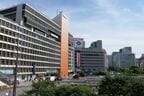 西口広場は2つの百貨店が巨大な城壁のように
