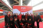 ホームに並んだ「iryo」の客室乗務員