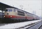 雪降る駅に停車中の「ラインゴルト」