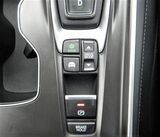 ドライブモードスイッチはセンターコンソールに設置される（筆者撮影）