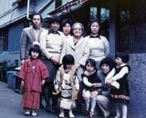 母の谷岡なみ江さんを囲んだ思い出の写真（思いつき提供） 
