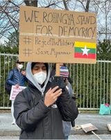 「私たちロヒンギャは民主主義のために立ち上がります」とマジックで書いたダンボール紙を掲げたロヒンギャの写真 ミャンマー市民らの共感を呼んだ （写真：フェイスブックより）