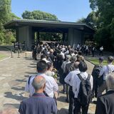 追悼のつどいには抑留経験者や遺族、国会議員など約180人が参加した（記者撮影）