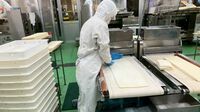 ｢初日は突然､目の前が真っ暗に…｣｢食事量を2倍に｣62年間"男の仕事"だったうなぎパイ職人｢錬士｣に40代女性がなったワケ