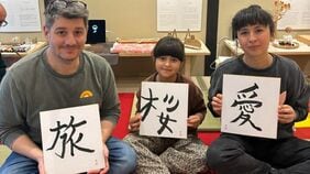 なぜ仏人夫妻は｢14年越しの夢の結婚式｣を日本で？ 両親の死､乳がんを乗り越え､8歳娘と《京都の神社》でかなえた夢