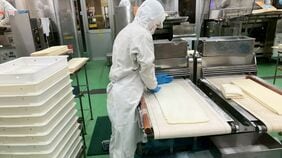 ｢初日は突然､目の前が真っ暗に…｣｢食事量を2倍に｣62年間"男の仕事"だったうなぎパイ職人｢錬士｣に40代女性がなったワケ