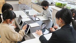 「自学・自習」の授業に向けて教員と準備をする子どもたち