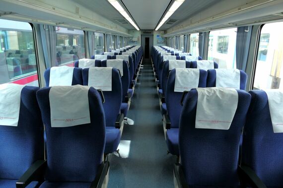 西武10000系 ニューレッドアロー 車内