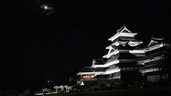 松本城の、月見の宴