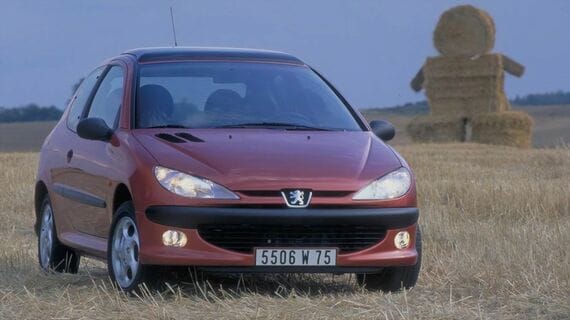 「日本で最も売れたフランス車」のひとつとなった「プジョー206」を振り返る（写真：Stellantis）