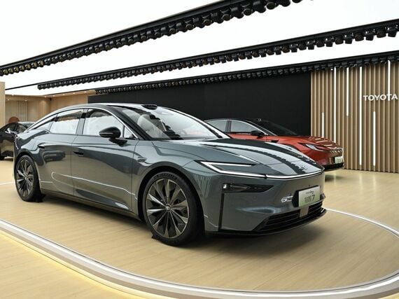 中国で発表した新型車「bZ7」は中国現地法人との共同開発によるEV(写真:トヨタ自動車)