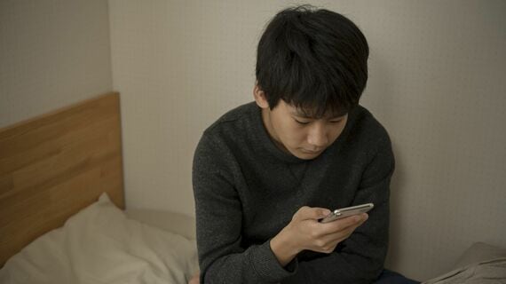 スマホを触る子