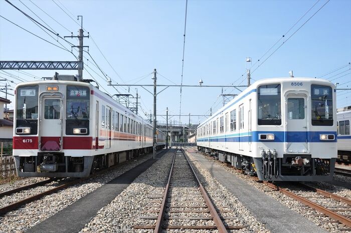 6050型（左）と並んだ8000系。正面のデザインは