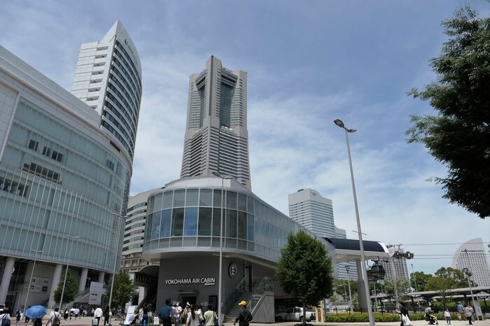 ロープウェーの桜木町駅。奥にランドマークタワーが