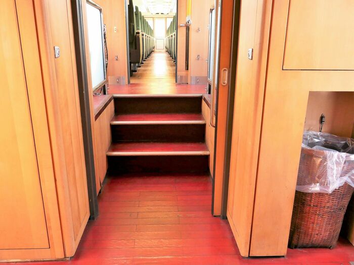 客室へは階段を上がって入る