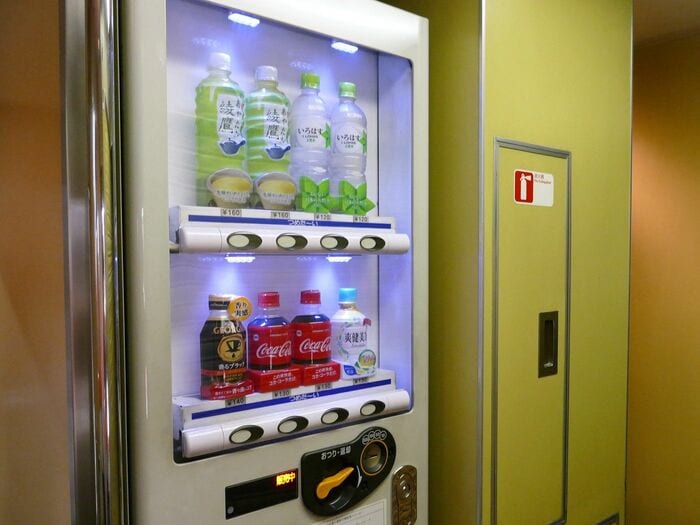 飲料は自動販売機で買える