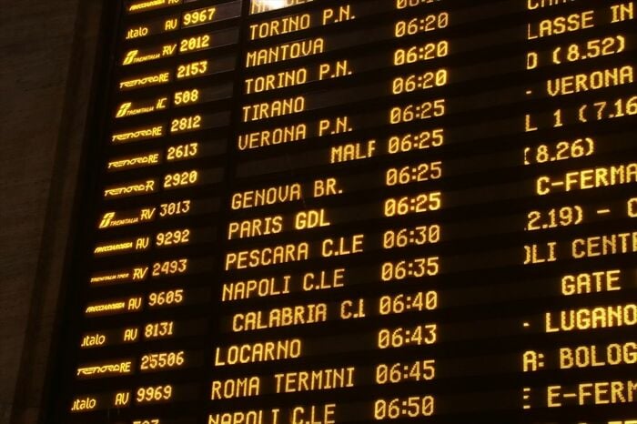 電光掲示板に表示されたPARIS GDL