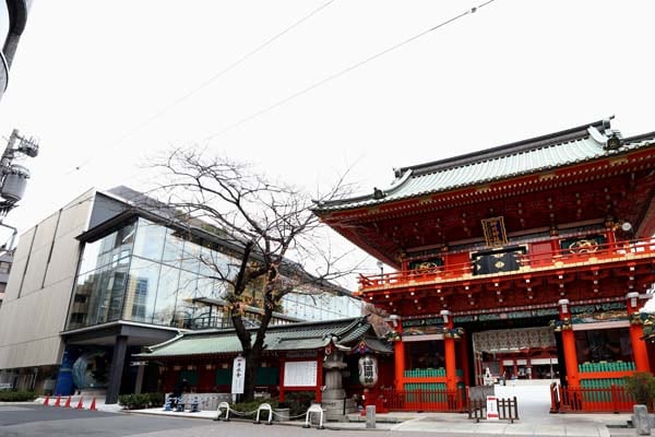 随神門のすぐ隣に立地し、門をくぐらなくても入れる