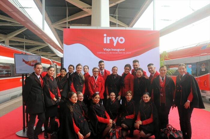 ホームに並んだ「iryo」の客室乗務員