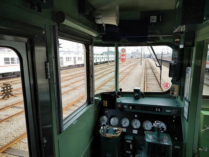 高運転台と曲面ガラスで視界は広い
