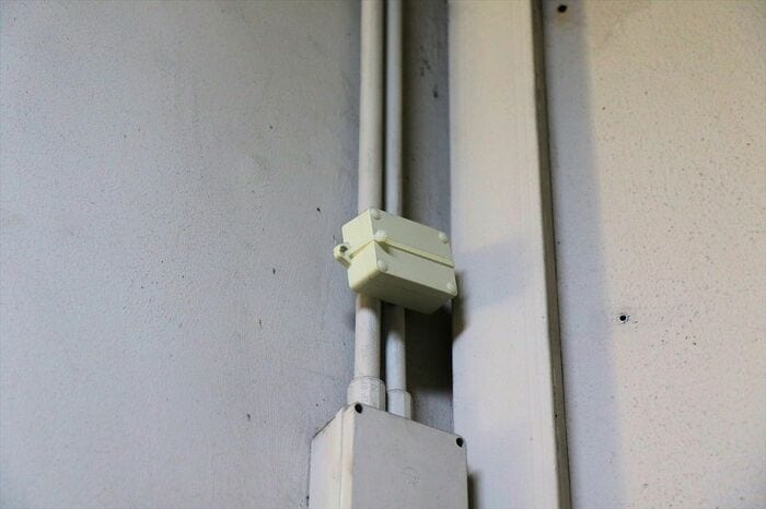 ケーブルカー駅構内に設置されたビーコン（送受信装置）