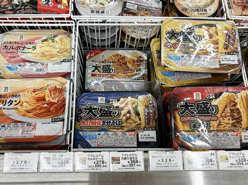 話題のまぜそばは、セブン-イレブンの冷凍食品コーナーにある（写真：筆者撮影）