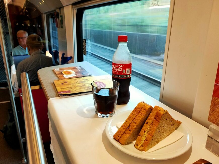 日本では実質的にはなくなった食堂車があるのはうれしい（筆者撮影）