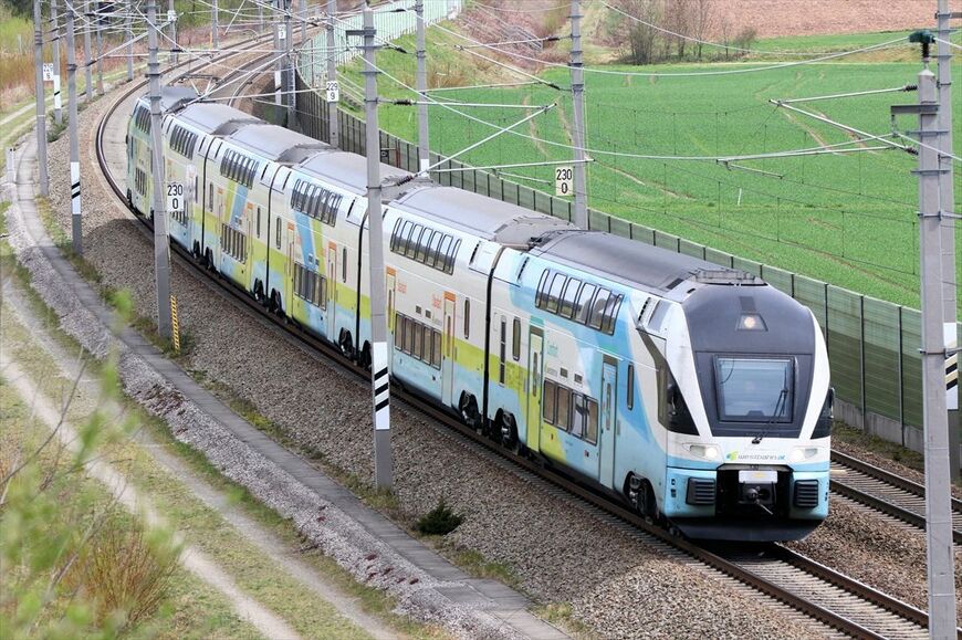 多くの鉄道で使われているスイス・シュタドラー製の2階建て電車「KISS」。オーストリアのウェストバーンの車両（撮影：橋爪智之）